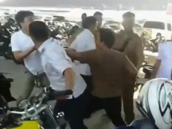 Video: 2 Pegawai Dinas PUPR Palembang Baku Hantam gegara Tersinggung di Medsos