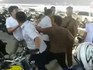 Video: 2 Pegawai Dinas PUPR Palembang Baku Hantam gegara Tersinggung di Medsos Video: 2 Pegawai Dinas PUPR Palembang Baku Hantam gegara Tersinggung di Medsos