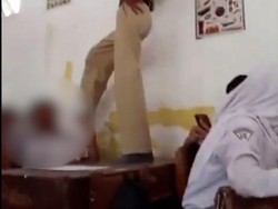 Viral Guru Naik ke Meja-Tendang Murid di Demak