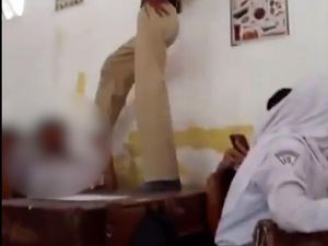 Viral Guru Naik ke Meja-Tendang Murid di Demak Viral Guru Naik ke Meja-Tendang Murid di Demak