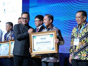 Wali Kota Palembang Terima Penghargaan dari Perpamsi atas Komitmen Air Bersih