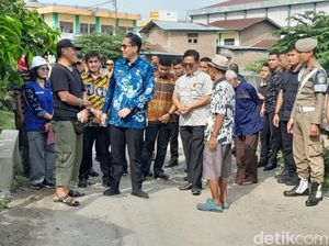 Walkot Rico Tinjau Jalan Rusak di Medan Helvetia: Diperbaiki Minggu Depan Walkot Rico Tinjau Jalan Rusak di Medan Helvetia: Diperbaiki Minggu Depan