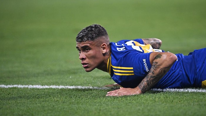 AVELLANEDA, ARGENTINA - FEBRUARY 08: Ayrton Costa of Boca Juniors reacts during a Torneo Apertura Betano 2025 match between Racing Club and Boca Juniors at Presidente Peron Stadium on February 08, 2025 in Avellaneda, Argentina. (Photo by Rodrigo Valle/Getty Images)