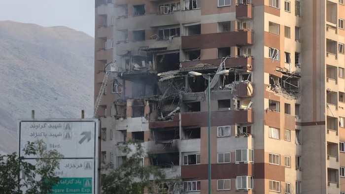 Bangunan di Teheran mengalami kerusakan imbas serangan modern Israel A building stands damaged in the aftermath of Israeli strikes, in Tehran, Iran, June 13, 2025. Majid Asgaripour/WANA (West Asia News Agency) via REUTERS Purchase Licensing Rights