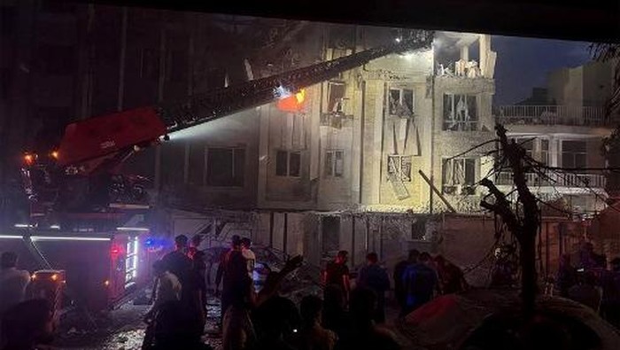 Bangunan di Teheran rusak usai terima serangan Israel (Photo by SEPAH NEWS / AFP)