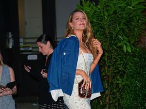 Blake Lively Tampil Playful Setelah Gugatan Justin Baldoni Ditolak Pengadilan Blake Lively Tampil Playful Setelah Gugatan Justin Baldoni Ditolak Pengadilan