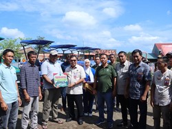 100 Hari Masa Kerja, Bupati Takalar Serahkan 80 Alsintan ke Petani