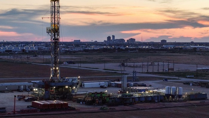 A drone view of a drilling rig south of Midland, Texas, U.S. June 11, 2025. REUTERS/Eli Hartman
