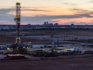 Benar Saja, Harga Minyak Langsung Terbang Tinggi Usai AS Serang Iran