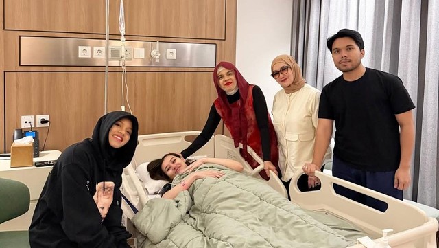 Kabar Terkini Artis dari InsertLive : Kasih Banyak Kado ke Cucu, Geni Faruk Harap Thariq & Aaliyah Jadi Ortu yang Baik
