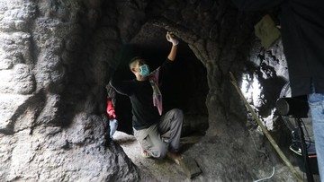 Gua Selomangleng Kediri Dibersihkan dari Lumut dan Vandalisme