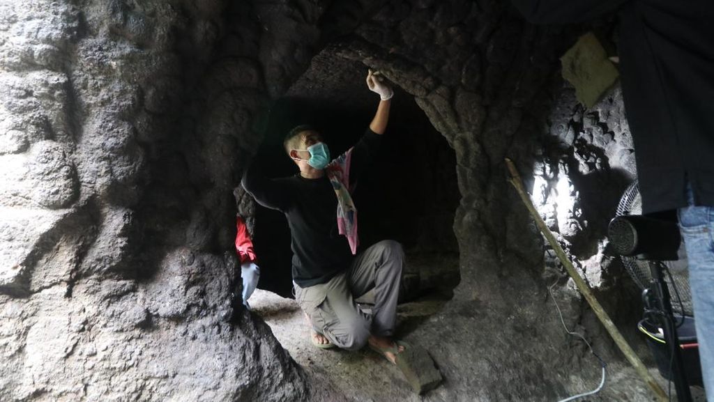 Gua Selomangleng Kediri Dibersihkan dari Lumut dan Vandalisme Gua Selomangleng Kediri Dibersihkan dari Lumut dan Vandalisme