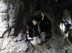 Gua Selomangleng Kediri Dibersihkan dari Lumut dan Vandalisme