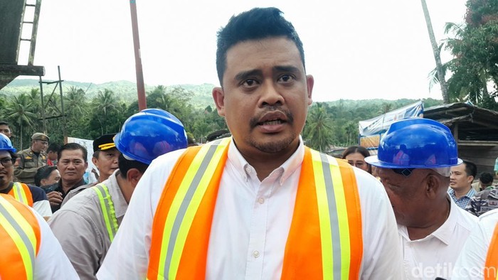 Gubsu Bobby Nasution saat groundbreaking pembangunan jembatan di Nias Barat (Nizar Aldi/detikcom)