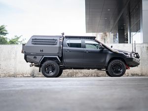 Siap Tempur! Hilux Disulap Jadi Mobil Militer Siap Tempur! Hilux Disulap Jadi Mobil Militer