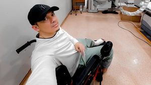 Irwansyah Patah Kaki saat Asyik Main Bareng Anak