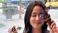 7 Gaya Jisoo BLACKPINK Makan Es Krim, Pakai Baju Casual Bak Anak SMA
