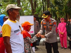 Ratusan Paket Sembako Dibagikan Polisi Jelang Hari Bhayangkara ke-79