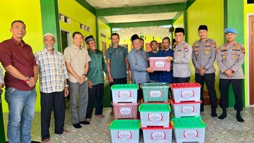 Kapolres Rohul Bagikan Sembako ke Ponpes Sambut HUT Bhayangkara Ke-79