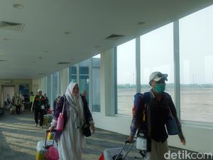 Senyum Haru Jemaah Haji Perdana Tiba di BIJB Kertajati Senyum Haru Jemaah Haji Perdana Tiba di BIJB Kertajati