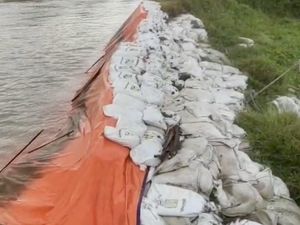Bendungan Benteng di Pinrang Jebol, Warga Tambal Pakai Karung Pasir Bendungan Benteng di Pinrang Jebol, Warga Tambal Pakai Karung Pasir