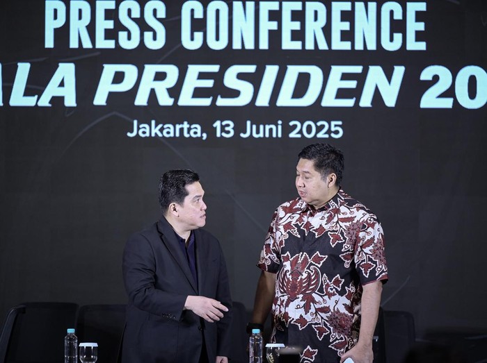 Konferensi pers gelaran Piala Presiden 2025 Ketua Steering Committee Piala Presiden 2025 Maruarar Sirait (kanan) dan Ketua Umum PSSI Erick Thohir (kiri) menyampaikan keterangan terkait gelaran Piala Presiden 2025 di Menara Danareksa, Jakarta, Jumat (13/6/2025). Piala Presiden 2025 akan diikuti oleh enam peserta yang terdiri dari dua klub luar negeri yaitu Oxford United dan Port FC dan empat klub lokal yaitu Persib Bandung, Dewa United, Arema FC dan Liga Indonesia All Star yang digelar pada 6 Juli 2025. ANTARA FOTO/Fauzan/foc.