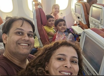 Selfie Terakhir Sebuah Keluarga Kecil Sebelum Kecelakaan Air India