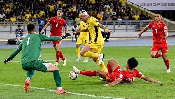 Malaysias Holgado (C) scores a goal during the AFC Asian Cup qualifier Group F football match between Malaysia and Vietnam at the National Stadium Bukit Jalil in Kuala Lumpur on June 10, 2025. (Photo by Mohd RASFAN / AFP)