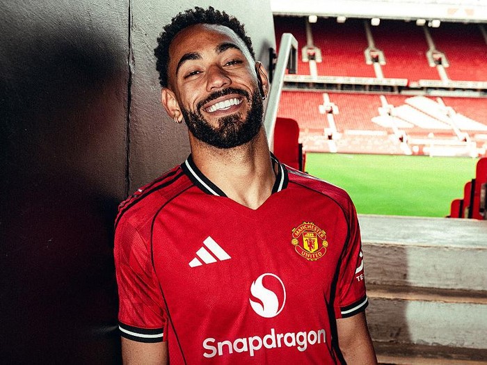 MANCHESTER, ENGLAND - JUNE 12: (EXCLUSIVE COVERAGE) Matheus Cunha of Manchester United poses for a photo after signing his contract with the club at Old Trafford on June 12, 2025 in Manchester, England. (Photo by Manchester United/Manchester United via Getty Images)