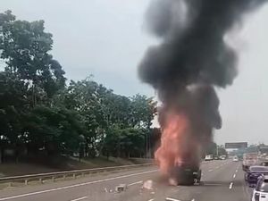 Lalin di Tol Cikampek Macet Parah Siang Tadi gara-gara Pikap Terbakar