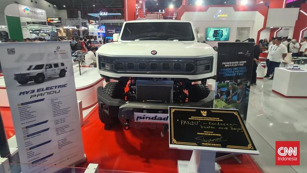 Kendaraan taktis listrik buatan Pindad, MV3 EV Pandu, menarik perhatian pengunjung pameran Indo Defence 2025 yang digelar di JIExpo Kemayoran.