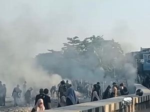 Pemkot Parepare Bakar Sampah di Pantai Saat Kerja Bakti Diprotes Warga Pemkot Parepare Bakar Sampah di Pantai Saat Kerja Bakti Diprotes Warga