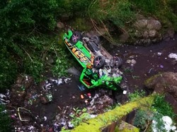 Viral Pikap Masuk Jurang 7 Meter di Brebes, Warga Evakuasi Pakai Tambang