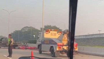 Pikap Angkut Tabung Gas Terguling di Tol Cijago, Lalin Sempat Tersendat