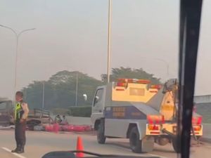 Pikap Angkut Tabung Gas Terguling di Tol Cijago, Lalin Sempat Tersendat Pikap Angkut Tabung Gas Terguling di Tol Cijago, Lalin Sempat Tersendat