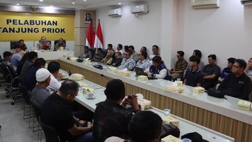 Polres Priok Sosialisasikan Larangan Over Dimensi-Overload ke Para Sopir Truk