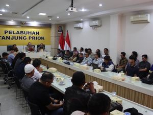 Polres Priok Sosialisasikan Larangan Over Dimensi-Overload ke Para Sopir Truk Polres Priok Sosialisasikan Larangan Over Dimensi-Overload ke Para Sopir Truk