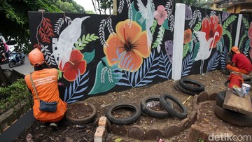 Potret Pasukan Oranye Tata Lahan Depan RSUD Pasar Minggu Jadi Taman