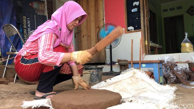 Proses pengerjaan ampo khas Bantul. Ampo ini menjadi salah satu warisan budaya tak benda (WBTb) masakan dari Bantul. Foto diambil Jumat (13/6/2025).