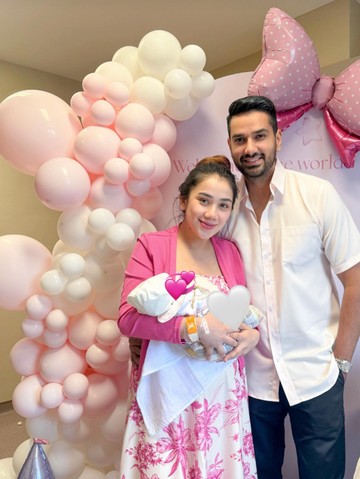 Viral Rayakan Kelahiran Anak, Pria Ini Berikan Perawat Hadiah Liontin Emas