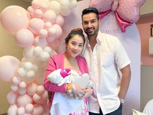 Viral Rayakan Kelahiran Anak, Pria Ini Berikan Perawat Hadiah Liontin Emas Viral Rayakan Kelahiran Anak, Pria Ini Berikan Perawat Hadiah Liontin Emas