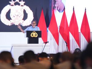 Rocky Gerung Puji Kakorlantas Berhasil Tekan Kecelakaan hingga Gagas Hari Keselamatan Rocky Gerung Puji Kakorlantas Berhasil Tekan Kecelakaan hingga Gagas Hari Keselamatan