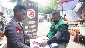 Jelang HUT Bhayangkara Ke-79, Brimob PMJ Buka Pelayanan Kesehatan bagi Ojol