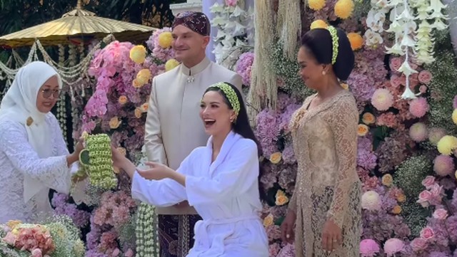 Kabar Terkini Artis dari InsertLive : Senyum Bahagia Alyssa Daguise di Prosesi Siraman Jelang Menikah