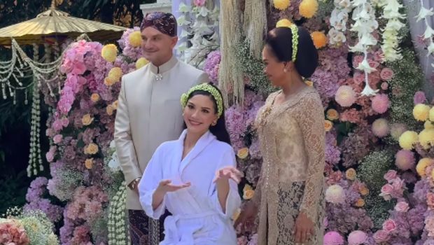 Senyum Manis Alyssa Daguise di Prosesi Siraman Jelang Menikah