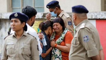 Tangis Keluarga Pecah Saat Menanti Jenazah Korban Air India di Ahmedabad