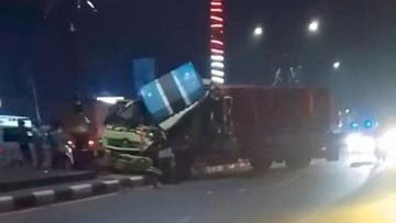 2 Truk Tabrakan Lalu Tersangkut Pembatas Jalan di Bogor gegara Sopir Ngantuk