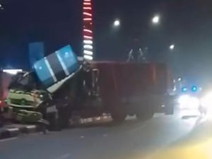 2 Truk Tabrakan Lalu Tersangkut Pembatas Jalan di Bogor gegara Sopir Ngantuk