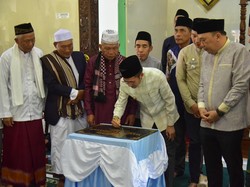 Resmikan Masjid di Palembang, Ratu Dewa Janjikan Insentif untuk Marbot
