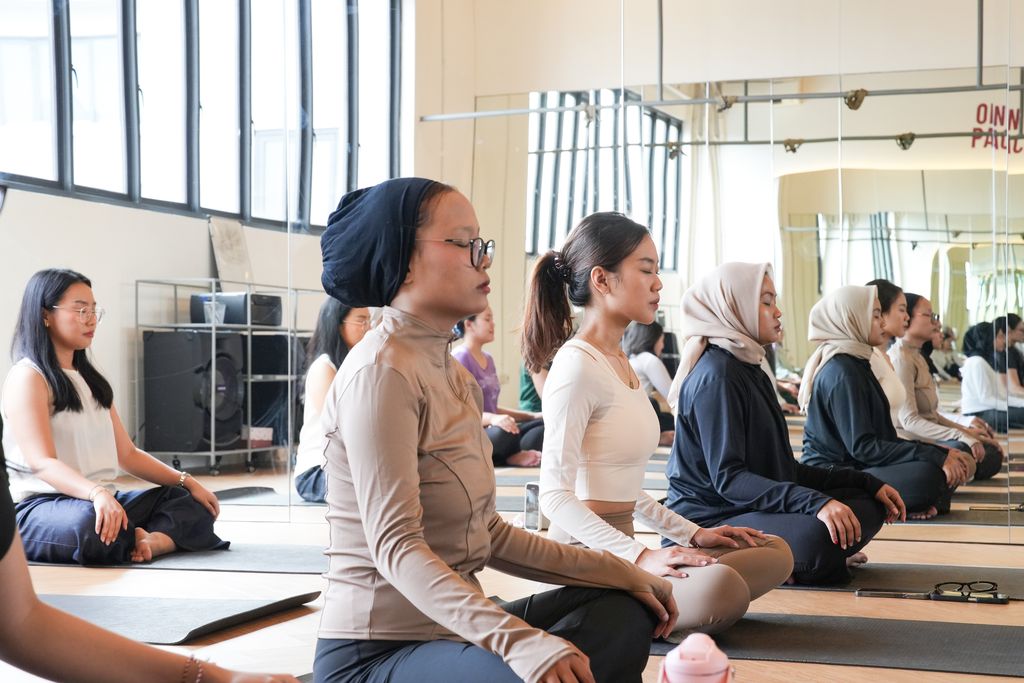 Yoga session lavojoy di SANA Studio